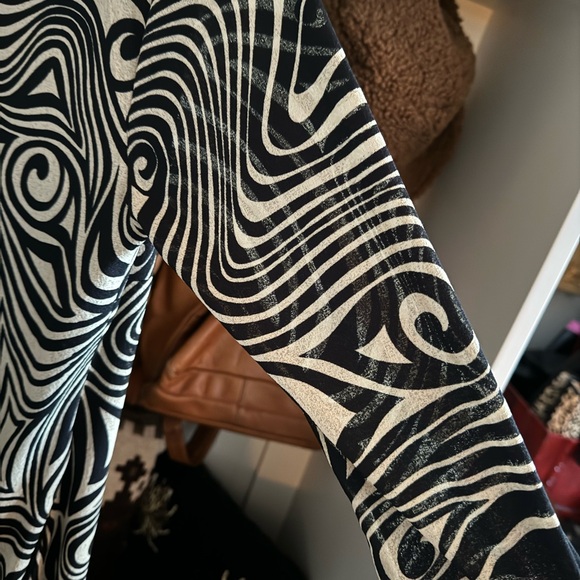 Chic Black and White Swirl Dress By Anne X size M - Picture 4 of 4